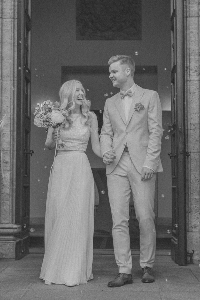 Brautpaar verlässt nach der standesamtlichen Trauung den Alten Landtag in Oldenburg – festgehalten von einem Hochzeitsfotografen aus Oldenburg.