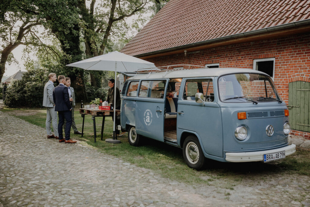 Liebevoll gestalteter Kaethe Kaffee Kaffeebulli waehrend des Sektempfangs auf dem Hof Schweers. Authentische Hochzeitsfotografie und stilvolle Hochzeitsfotos in Oldenburg.